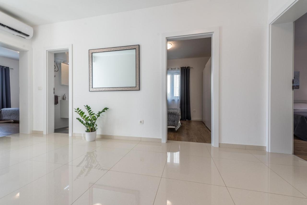Holiday Home Bajlo Apartment With Three Bedrooms Zadar Exterior photo