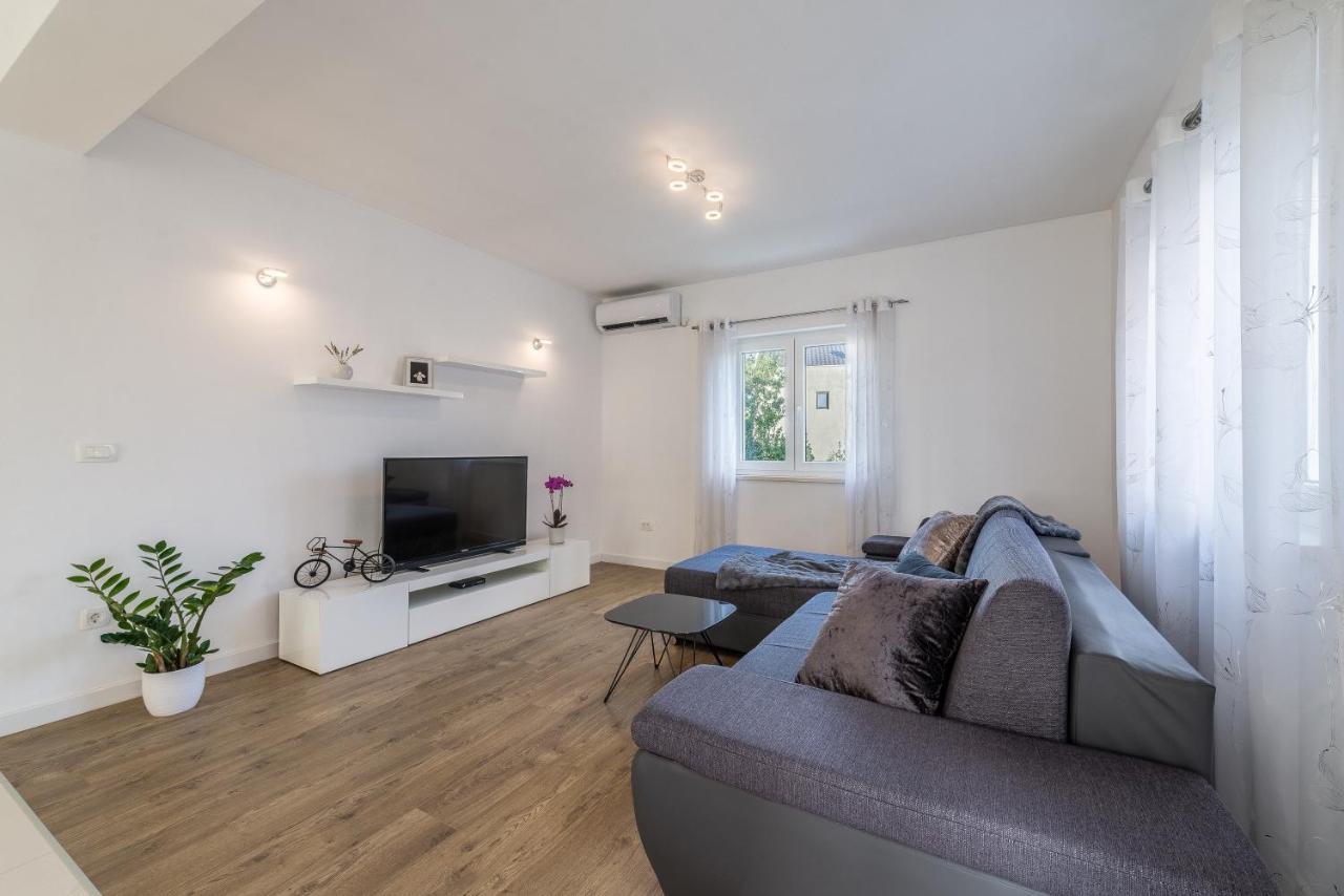 Holiday Home Bajlo Apartment With Three Bedrooms Zadar Exterior photo